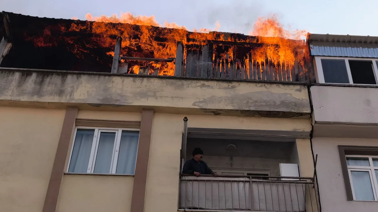 1901618 Bursa Da Korkutan Yangin 4 Katli Binanin Terasi Alev Aldi 69B4134F7C331