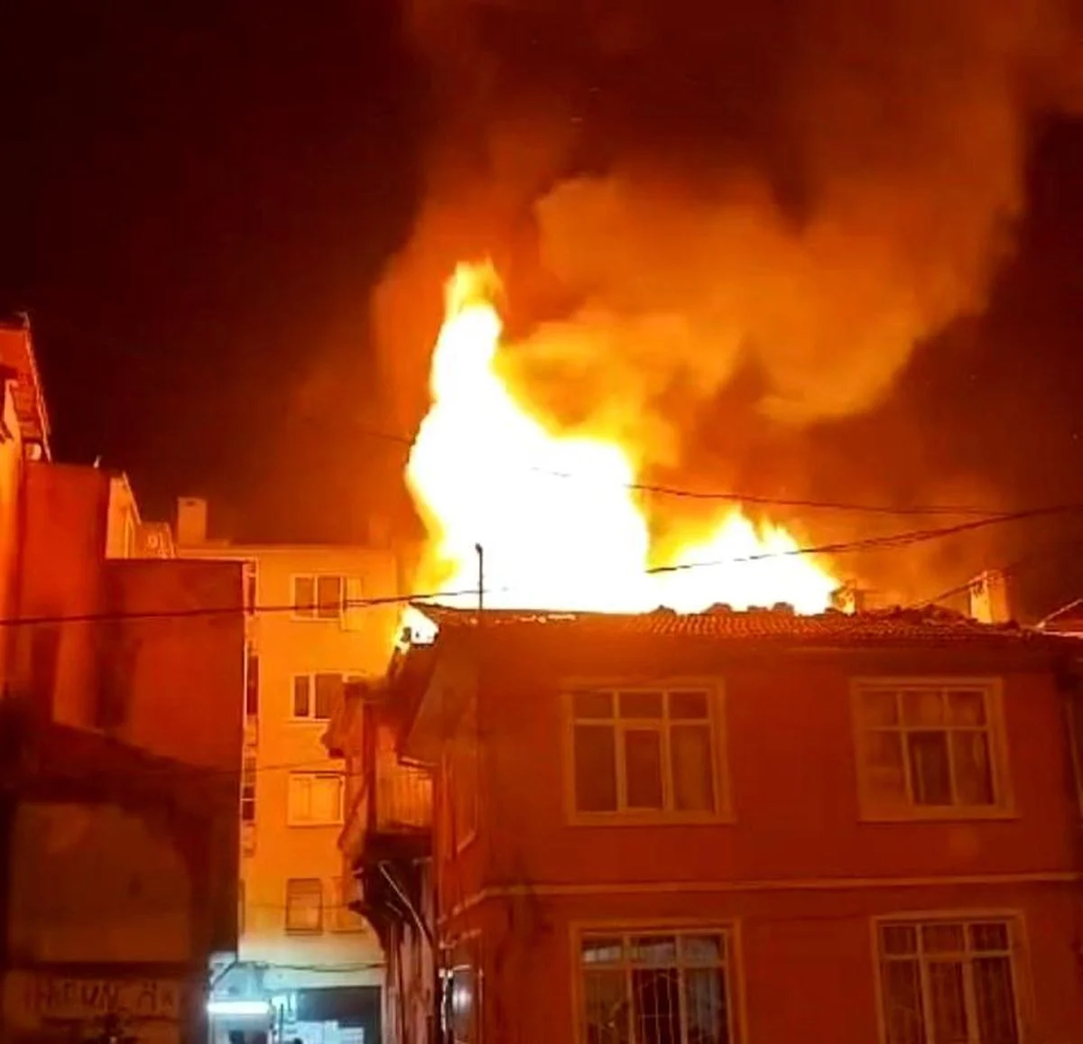 Bursa Da Metruk Binanin Cati Kati Alevlere Te 19656102 Amp