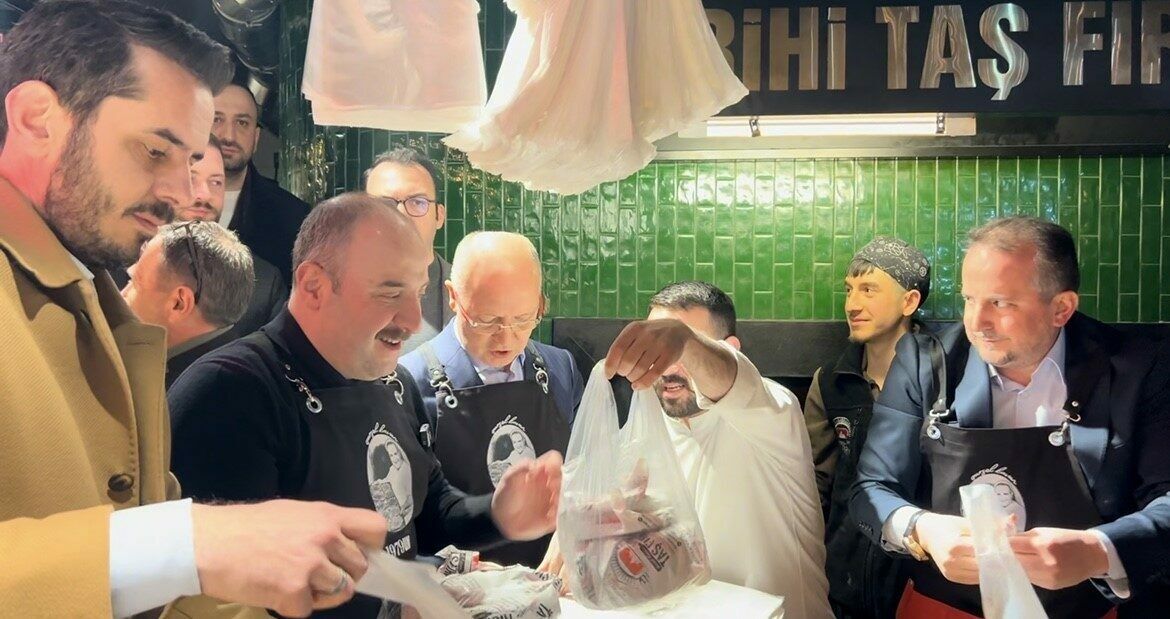 Bursada Gelenek Bozulmadi Tarihi Abdal Meydaninda Vatandaslar Sahurda Bulustu 088D804996Dd