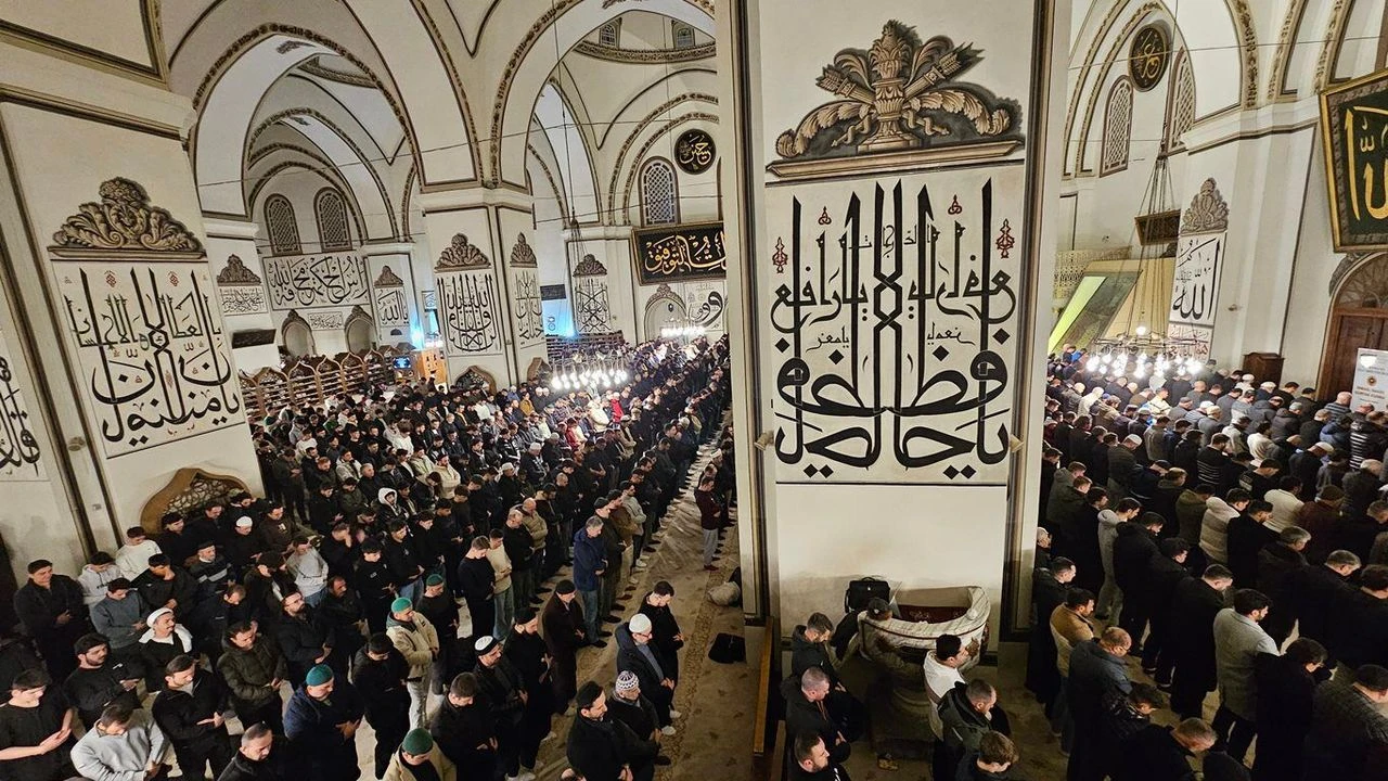 Bursada Ilk Teravih Sevinci Tarihi Ulu Camii Dolup Tasti.jpg
