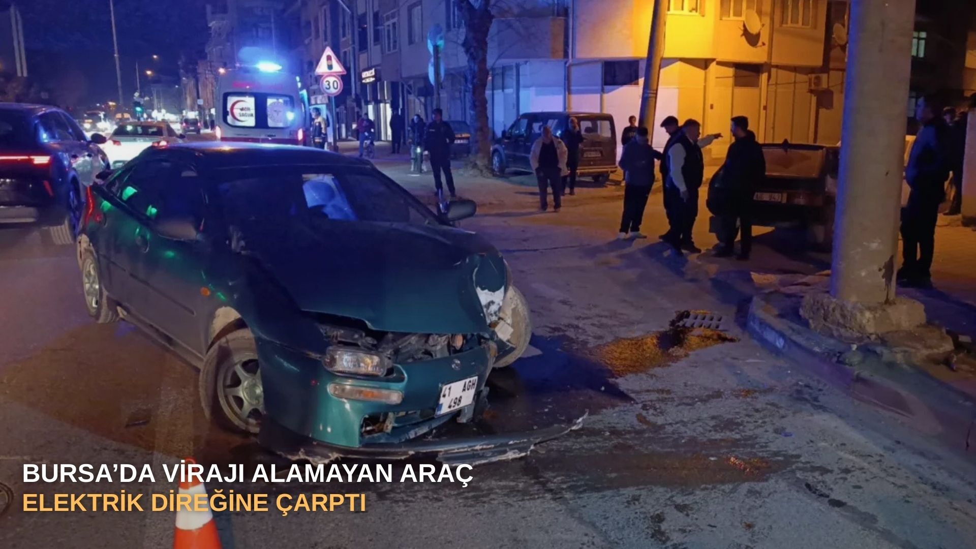 Bursa’da virajı alamayan araç elektrik direğine çarptı