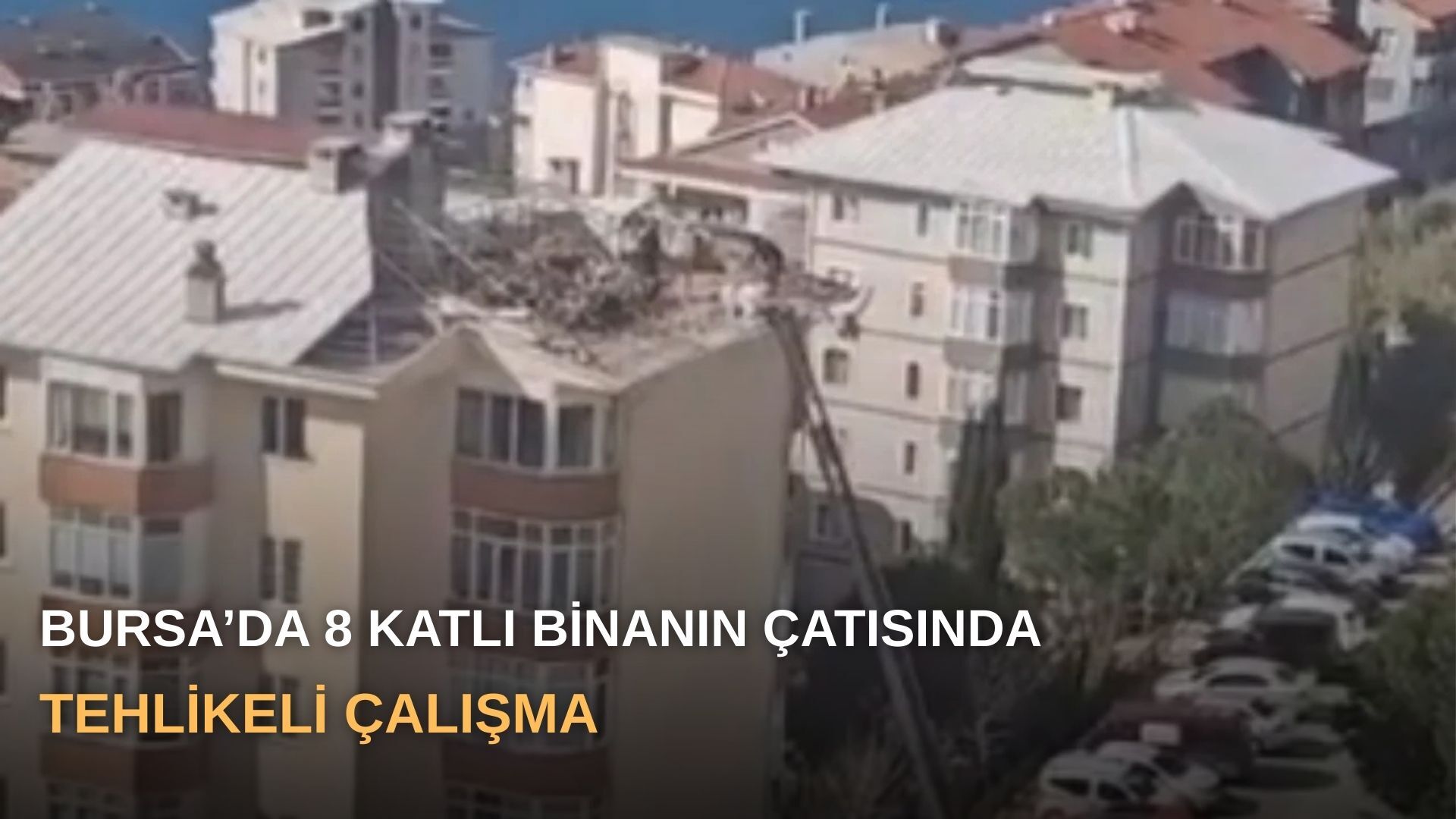 Bursa’da 8 katlı binanın çatısında tehlikeli çalışma