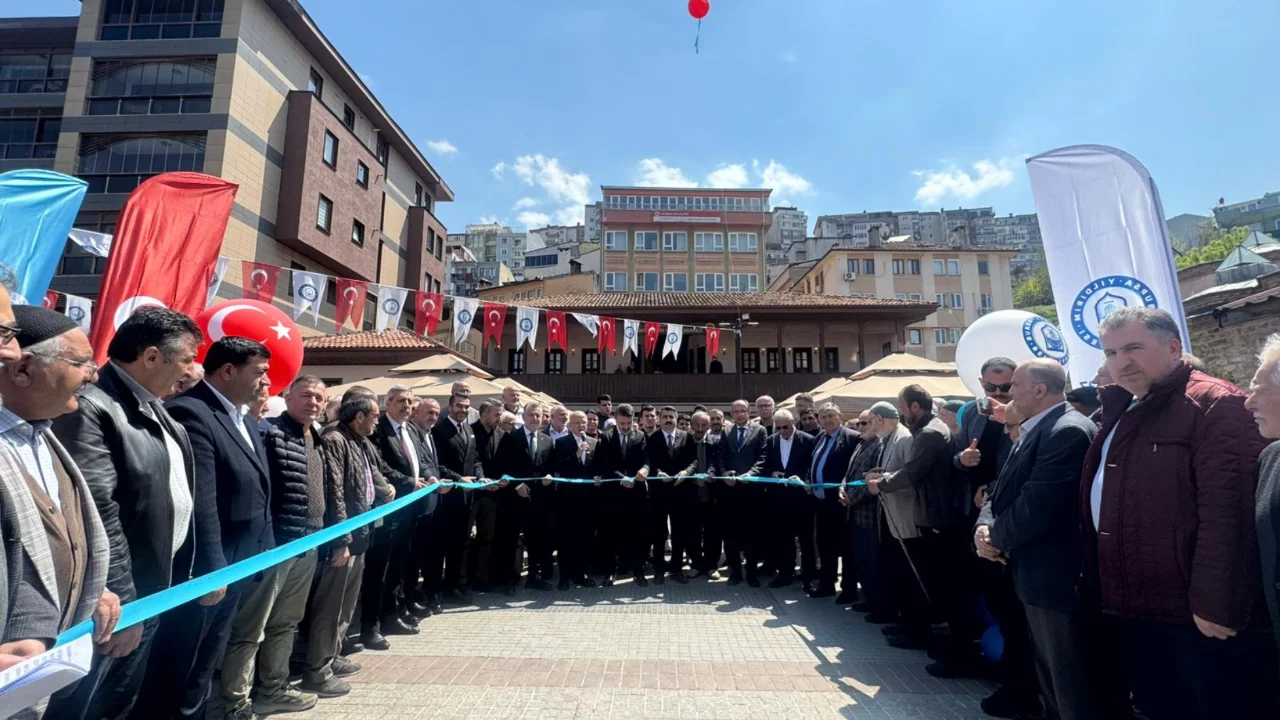 1916593 Bursa Da Emir Buhari Kultur Merkezi Yenilenen Yuzuyle Acildi 69Eb52Fedcb6C (1)