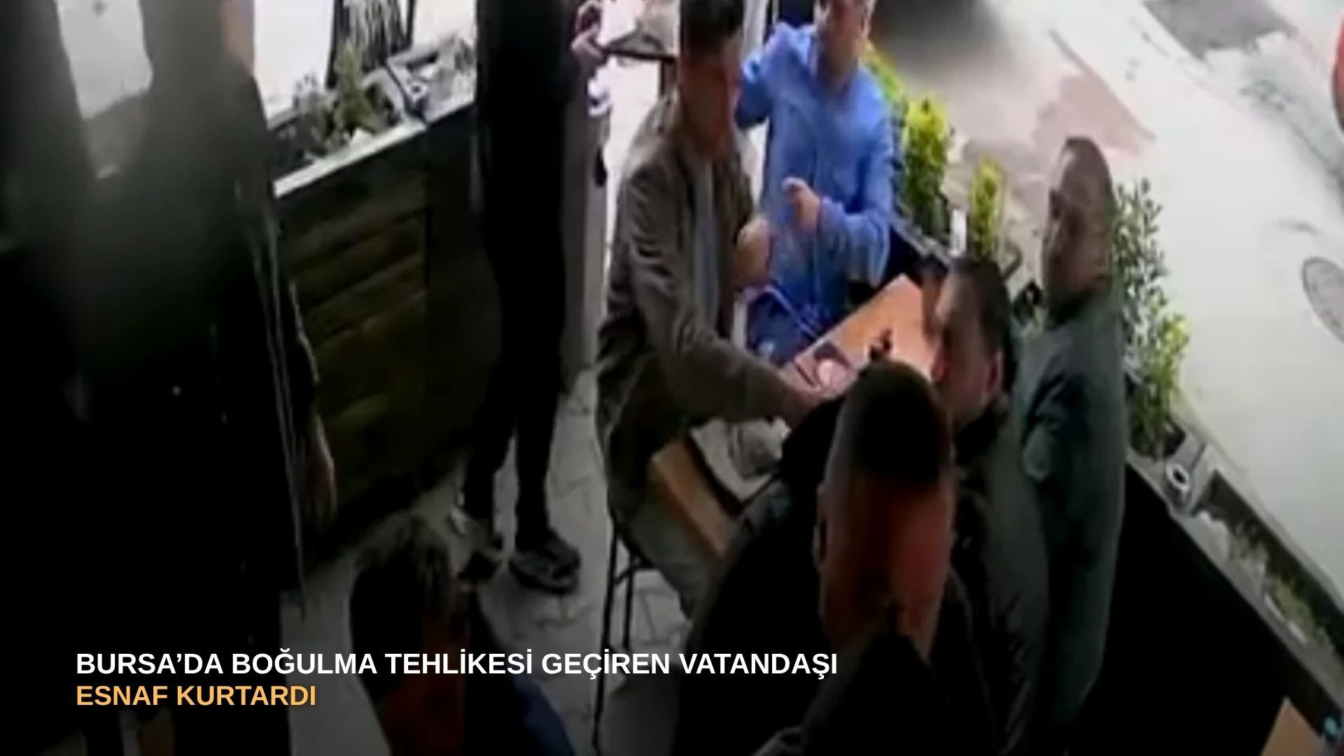 Bursa’da boğulma tehlikesi geçiren vatandaşı esnaf kurtardı