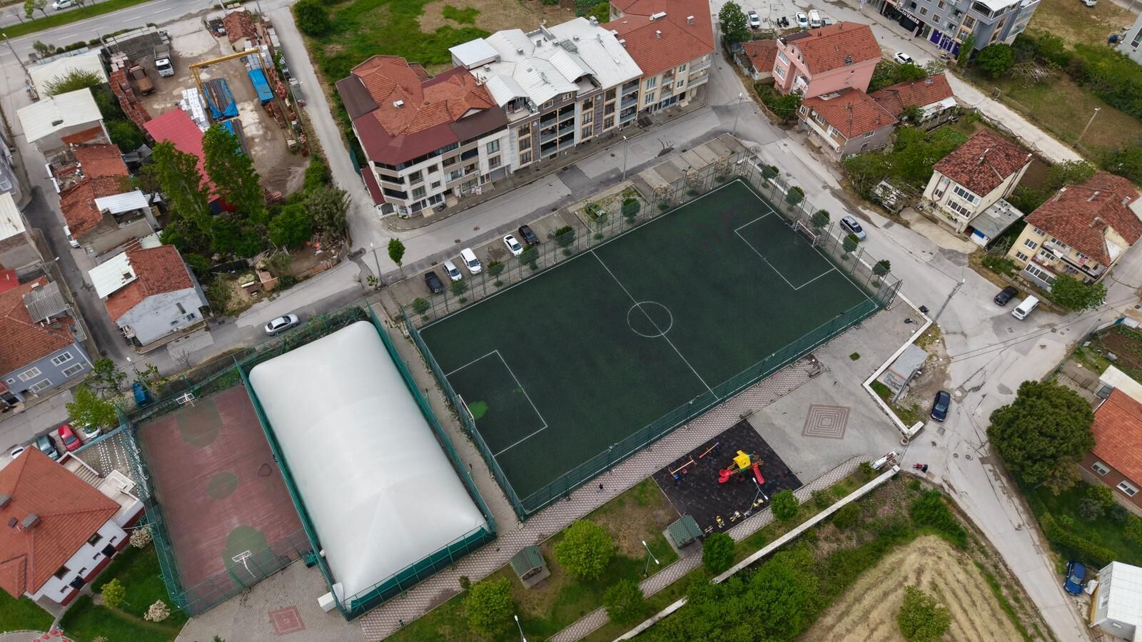 Gemlik’te Halı Sahalar Yenilendi (3)-1