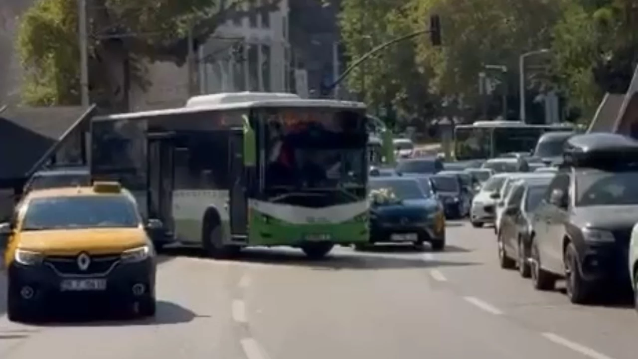 Bursa’da düğün konvoyunu durduran otobüs şoföründen şaşırtan hareket!