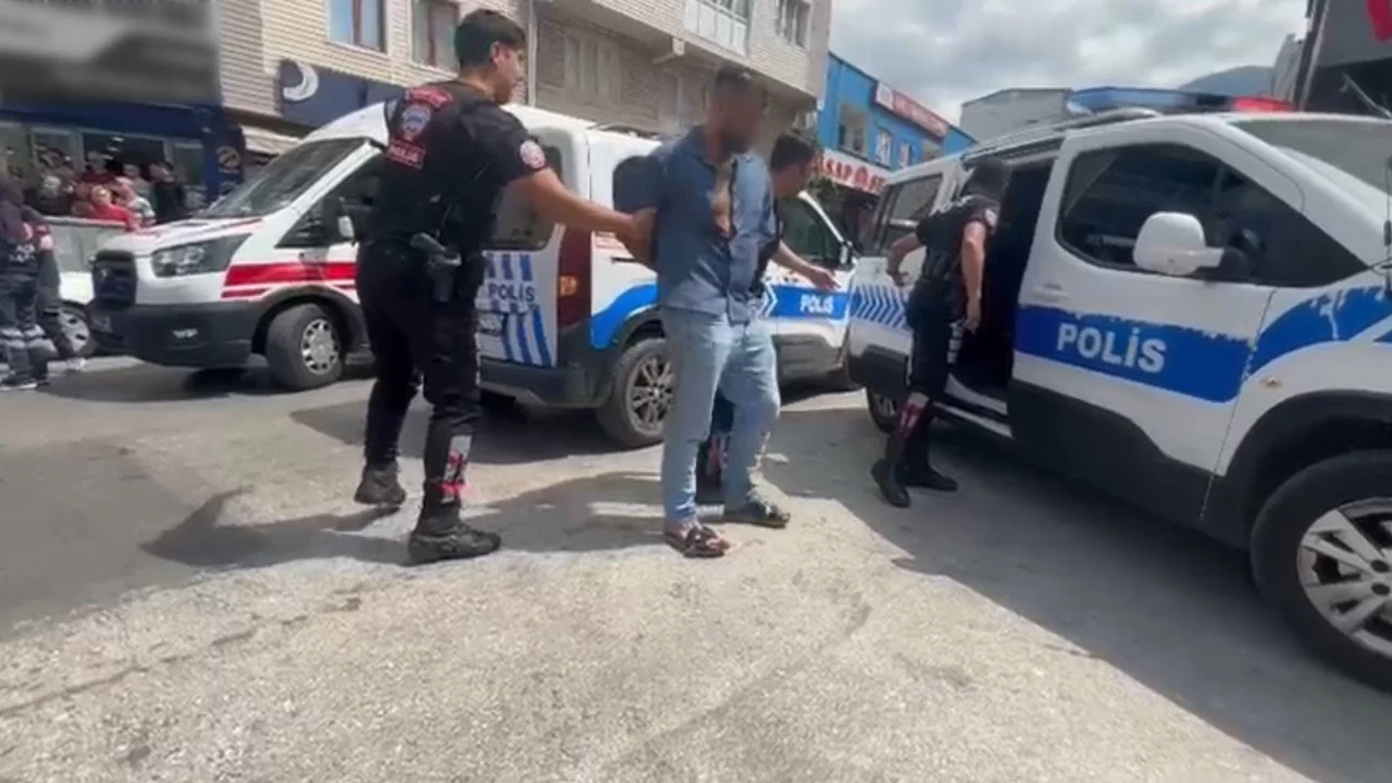 Bursa’da akraba kavgası kanlı bitti! 6 kişi yaralandı, Yunus polisi bıçağı böyle aldı