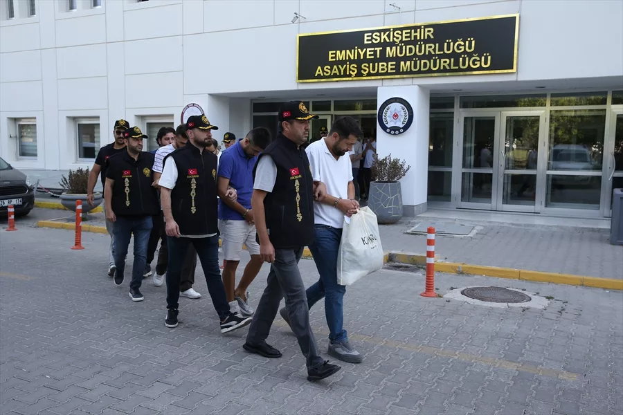 Aa 20260817 42232033 42232023 Internet Altyapisi Degisikligi Bahanesiyle 801 Kisiyi Dolandirdiklari Iddia Edilen 82 Supheli Adliyede 6A82Cd6544C56