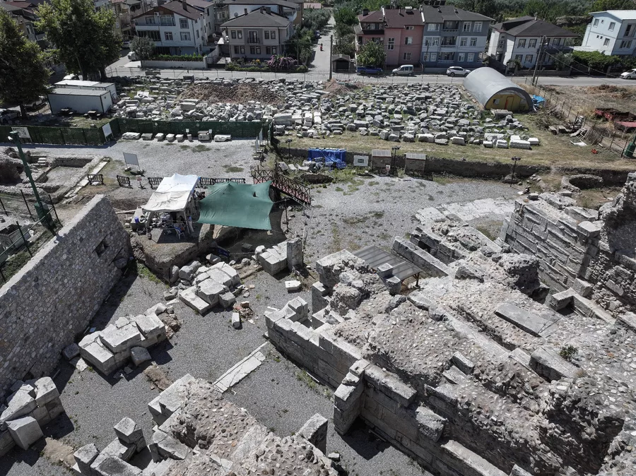 Aa 20260825 42300400 42300390 Iznik Roma Tiyatrosundaki Nekropolde Bulunan Iskeletlerde Veba Bulgusuna Rastlandi 6A8D5D8E57Ba1