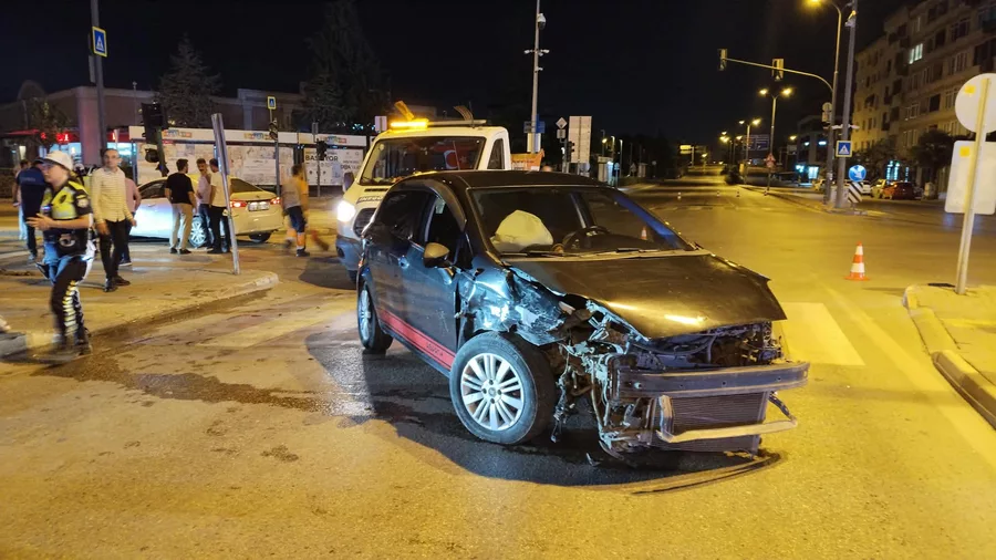 Aa 20260831 42347257 42347256 Bursada Iki Otomobilin Carpistigi Kazada 7 Kisi Yaralandi 1 6A950Ca14Ef38