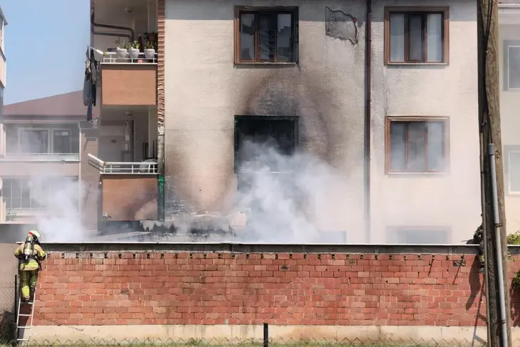 Bursa Da Depo Yangini Apartmana Sicradi Ekipler 1 Saat Boyunca Mudahale Etti 1786184580 487 Large (1)
