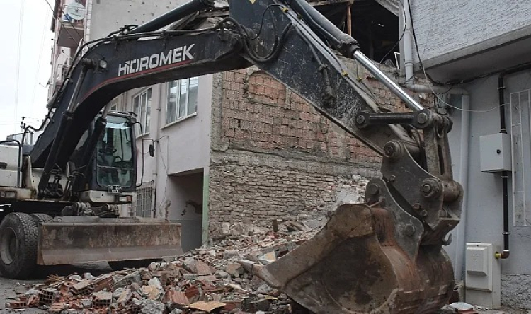 Bursa Gemlikte Metruk Bina Yikim 1772173632 295 X750 1787566834 139 X750