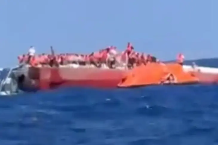 Denizde Can Pazari Girne Aciklarinda Gemi Alabora Oldu 1788087627 144 Large
