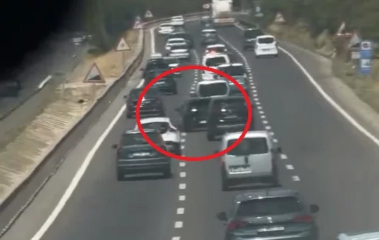 Trafikte Makas Atarak Ilerleyen Surucuye 1441346 428619 6A7082E7De677