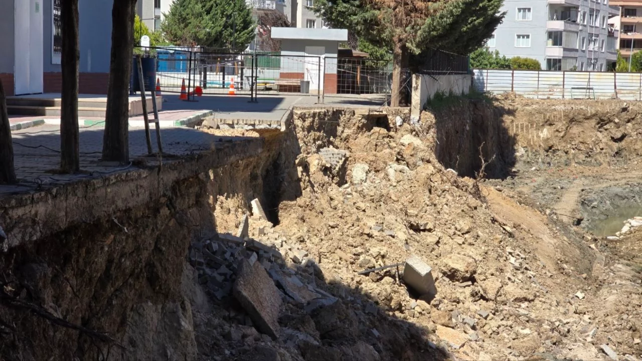 Bursa’da okul bahçesi çöktü! Kazı çalışması sonrası korkutan görüntü