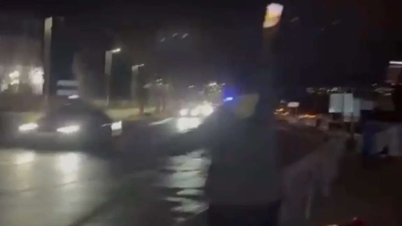 Bursa-Mudanya yolunda gece yarısı panik! Motosiklet sürücüsü yola savruldu