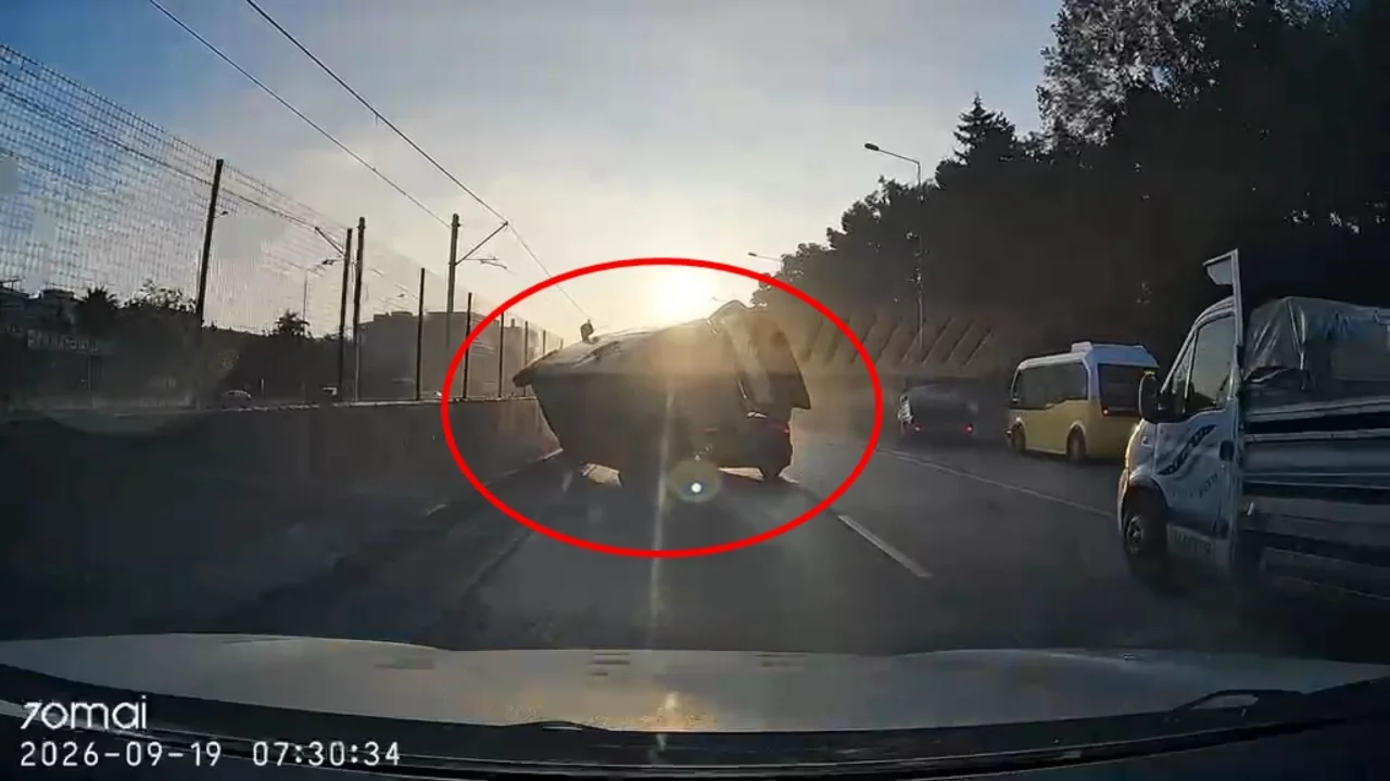 1950282 Bursa Da Saniyeler Icinde Ortalik Karisti Arac Otomobilin Ustune Devrildi 6Aaf82F84A5Cd