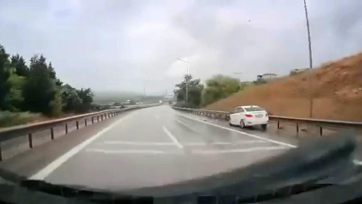 Bursa’da ıslak yolda kaza: Bariyere saplandı