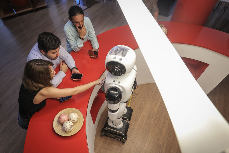 Aa 20260902 42365859 42365855 Yerli Uretim Robot Teknoparkta Danisma Gorevlisi Oldu 1788337239 340 X750