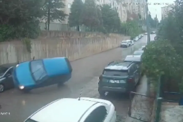 Bursa Da Kontrolden Cikan Otomobil Park Halindeki Araca Carparak Ters Dondu 1790669598 361 Large-1