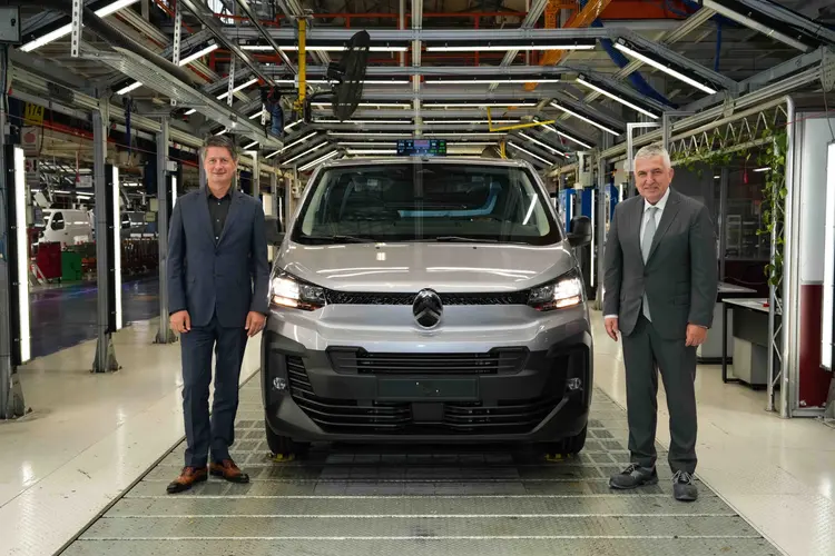 Citroen Ceo Su Xavier Chardon Dan Tofas In Bursa Daki Uretim Ussune Ziyaret 1790600332 424 Large (1)