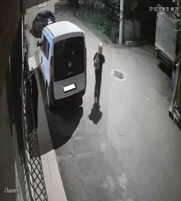 0X0 Bursada Akilalmaz Hirsizlik Asili Olan Kiyafetleri Magazadan Secer Gibi Bakti Begendigi Kiyafeti Alip Kacti 1793193735405