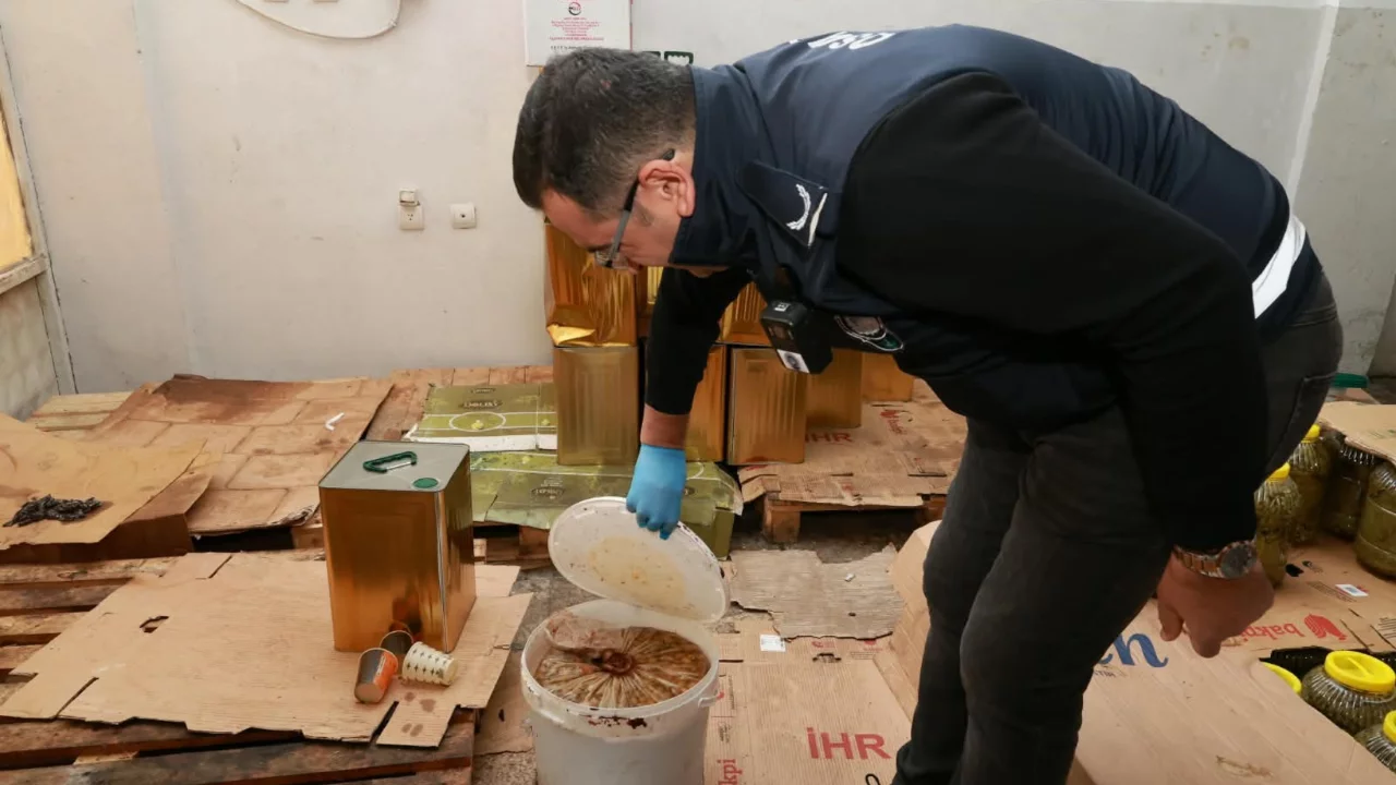 Bursa’da skandal görüntü! Depodan 6,5 ton küflü gıda çıktı