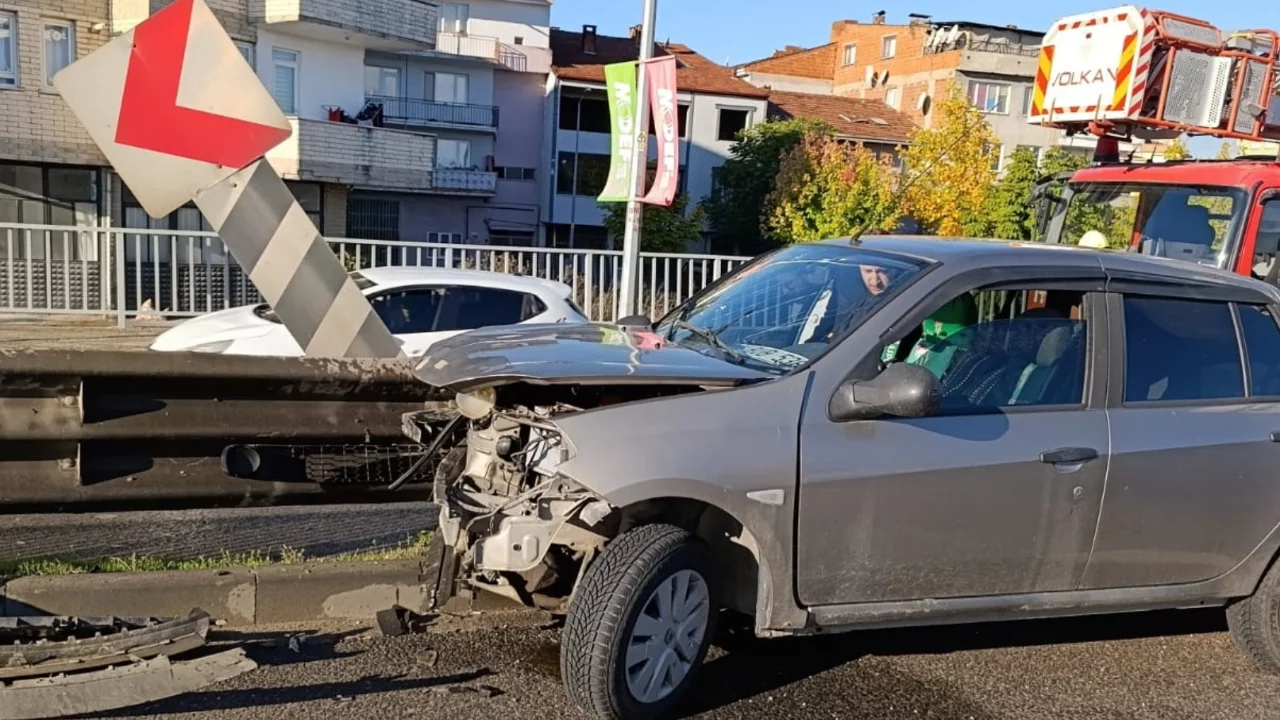 Bursa’da faciadan dönüldü! Bariyerler otomobili delip geçti
