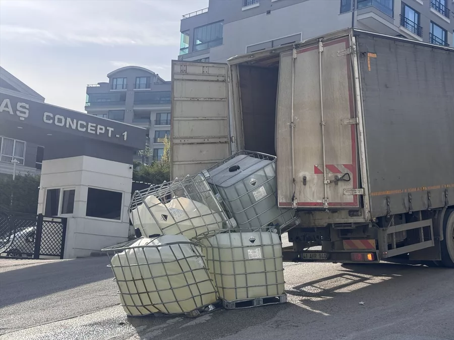Aa 20261008 42696901 42696896 Bursada Kamyondan Dusen Tanklardan Sizan Kimyasal Madde Nedeniyle Cadde Ulasima Kapatildi 6Ac7A4Fb113De
