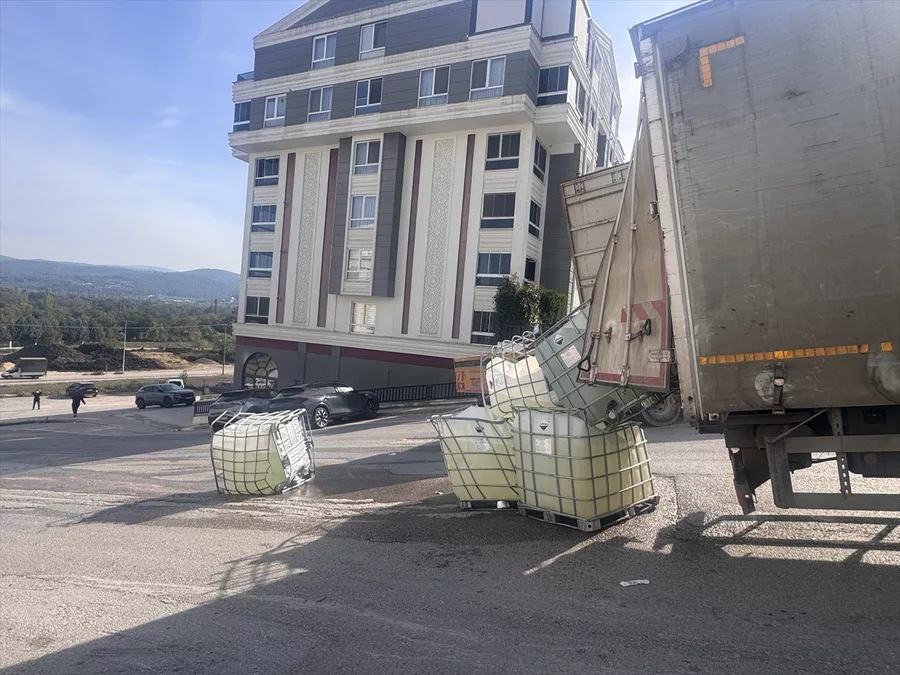 Aa 20261008 42696901 42696897 Bursada Kamyondan Dusen Tanklardan Sizan Kimyasal Madde Nedeniyle Cadde Ulasima Kapatildi 6Ac7A4Fd5E828-1