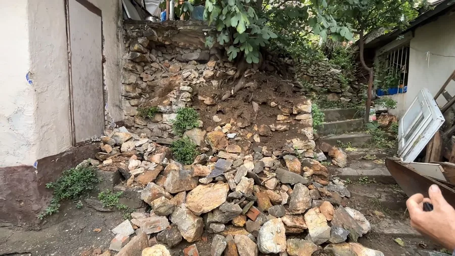 Bursa Yıldırım’da toprak kayması! Taşlar yolu kapattı