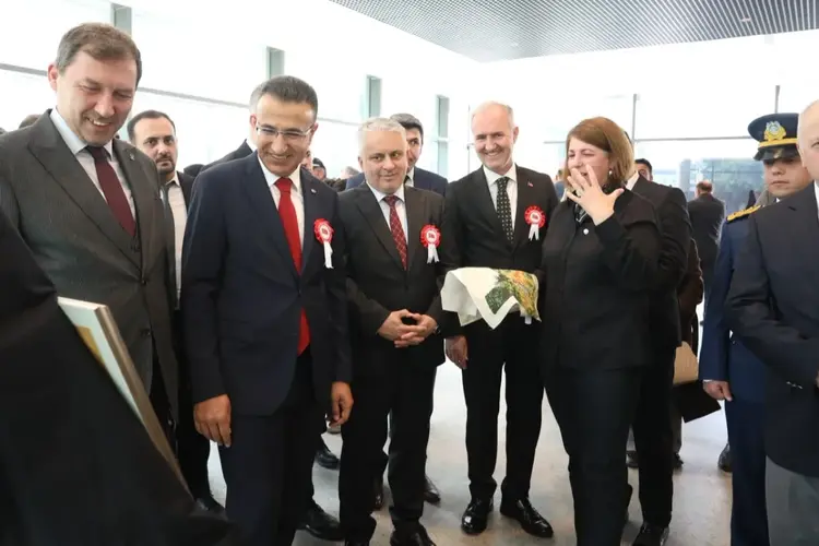 Bursa Da Cumhuriyet In 103 Yilina Ozel Sergi Acildi 20 Eser Sanatseverlerle Bulustu 1793190389 184 Large