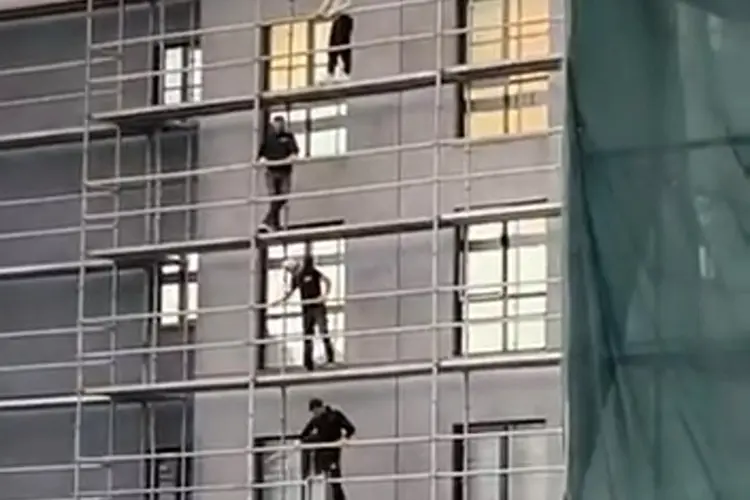Bursa’da metrelerce yükseklikte tehlikeli mesai!
