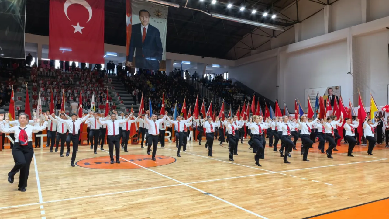 Bursa’da 103 öğretmen Cumhuriyet’in 103. yılı için sahneye çıktı