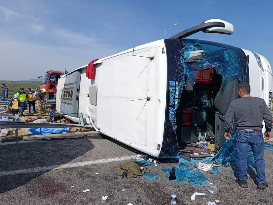 Manisa Akhisarda Tir Ile Yolcu Otobusu Carpisti Cok Sayida Olu Ve Yarali Var 1821979 202610111229 20261011122953 2 6Acb61Cdb1346