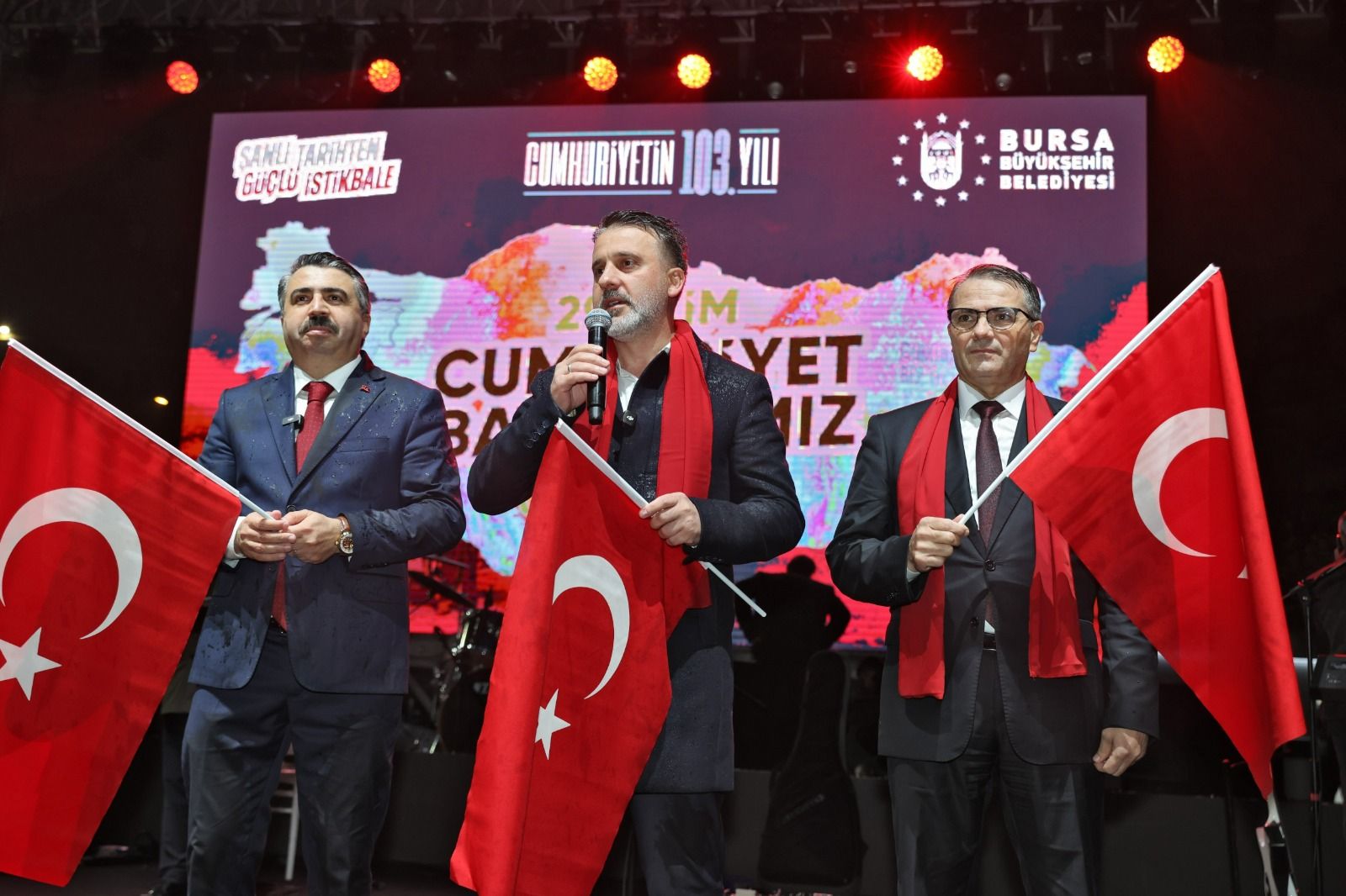 Bursa’da yağmura rağmen Cumhuriyet coşkusu yaşandı
