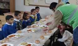 Okullara ulaştırılan 3 kap sıcak yemek depremzede çocukları motive etti