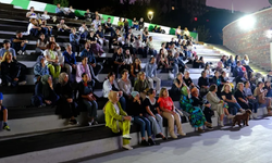 Bursa'da Atatürk Stadyumu Kütüphanesi önünde sinema keyfi