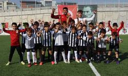 Minik futbolcular İzmit Belediyesi Cumhuriyet Bayramı Futbol Şöleninde doyasıya eğlendi