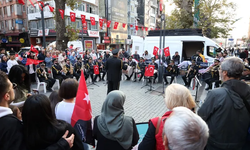 Bando Takımı, Atatürk’ün sevdiği şarkıları İzmit Cumhuriyet Bulvarında çaldı