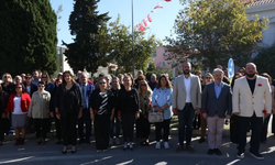 Eski Kültür Bakanı  Ahmet Taner Güzelbahçe’de büstü önünde anıldı