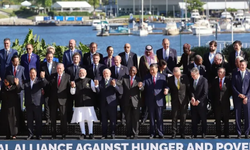 G20'de aile fotoğrafında el ele poz