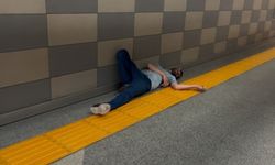 Bursa'da Metro istasyonunda sızıp kaldı;" Ben neredeyim, bırakın yatayım" dedi