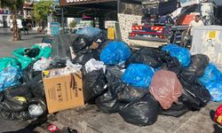 İzmir'de sokaklar yine çöp yığınlarıyla doldu