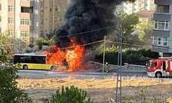 Ümraniye'de seyir halindeki İETT otobüsü yandı