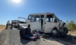 Şanlıurfa'da işçi taşıyan minibüs ile otomobil çarpıştı