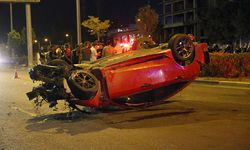 Kontrolden çıktı, kaldırımdaki yayalara çarpıp devrildi
