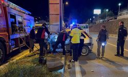 Kontrolden çıkan otomobil üst geçidin ayağına çarptı: 2 ölü