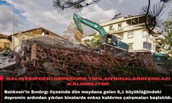 Balıkesir'deki depremde yıkılan binaların enkazı kaldırılıyor