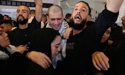 İsrail'in Ofer Hapishanesi'nden serbest bırakılan Filistinli esirlerin bir kısmı Ramallah'a ulaştı